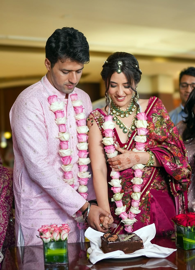 Travel influencer tanya khan get married in court looks beautiful in pink floral saree15