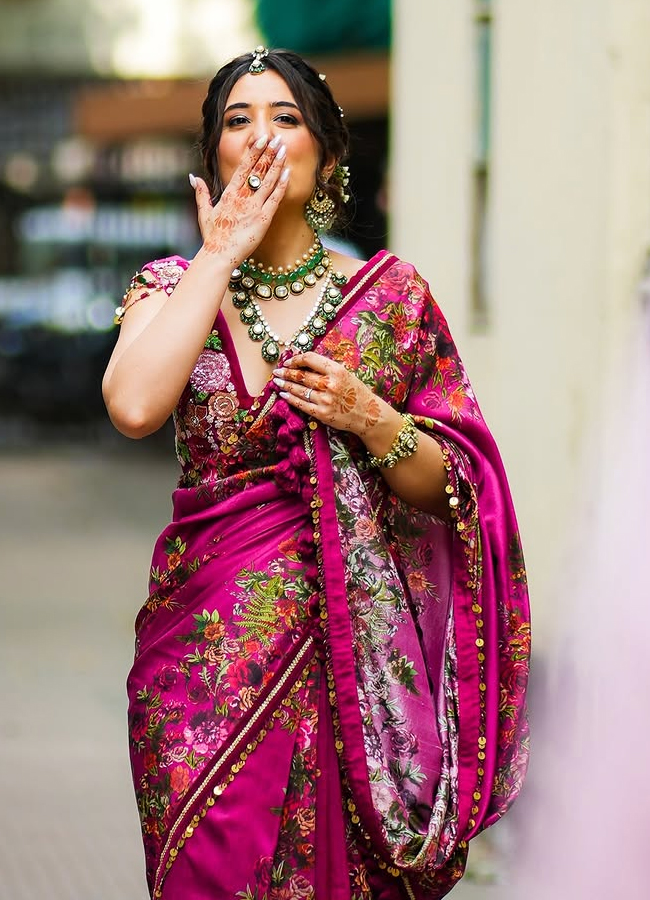 Travel influencer tanya khan get married in court looks beautiful in pink floral saree5