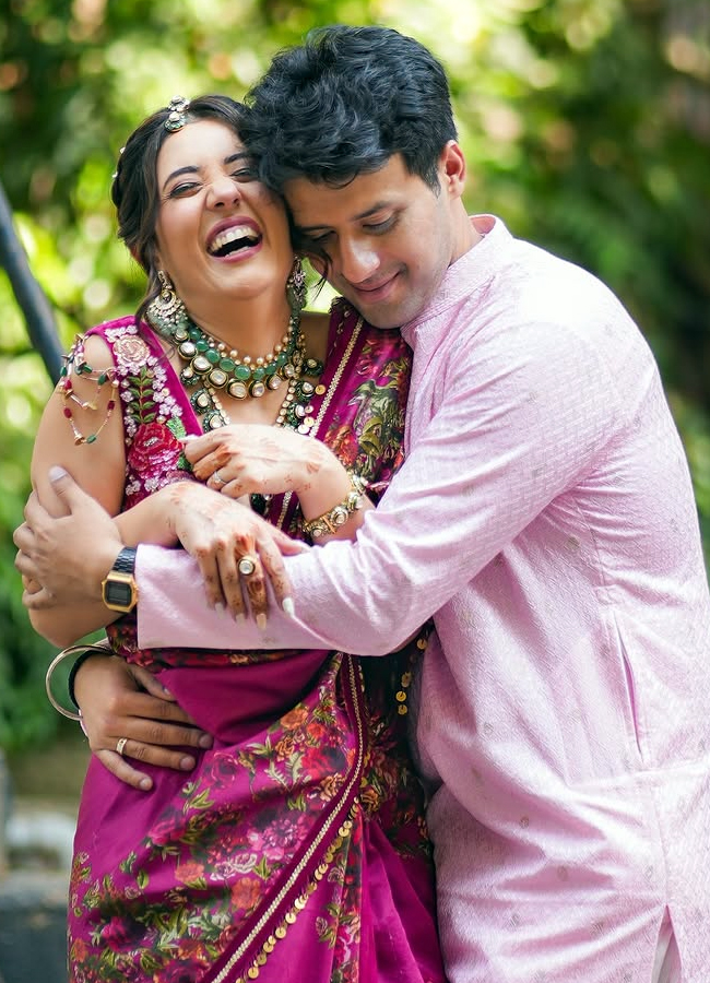 Travel influencer tanya khan get married in court looks beautiful in pink floral saree7