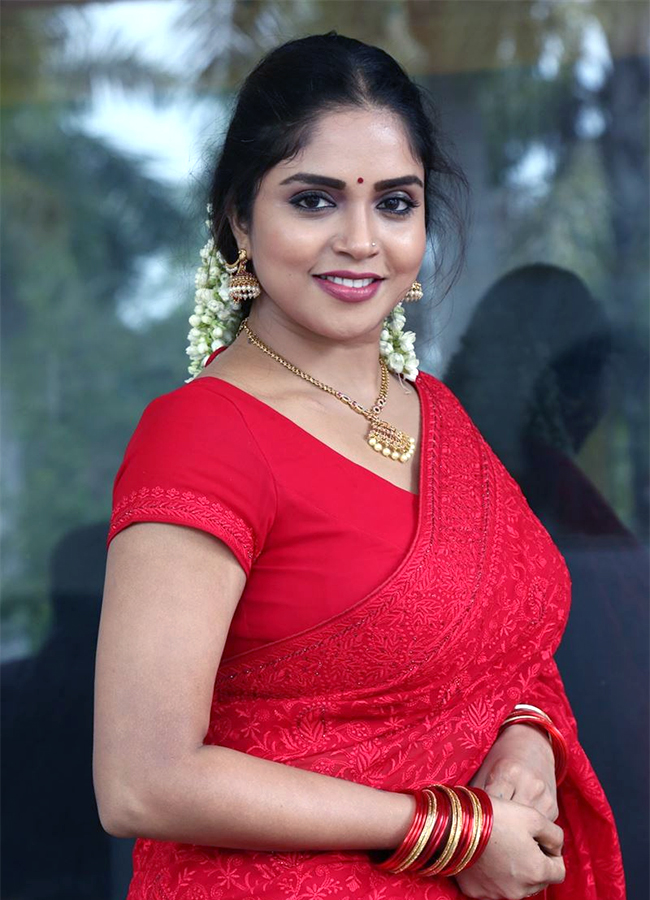 Actress Karunya Chowdary Red Saree Hot photos goes viral15