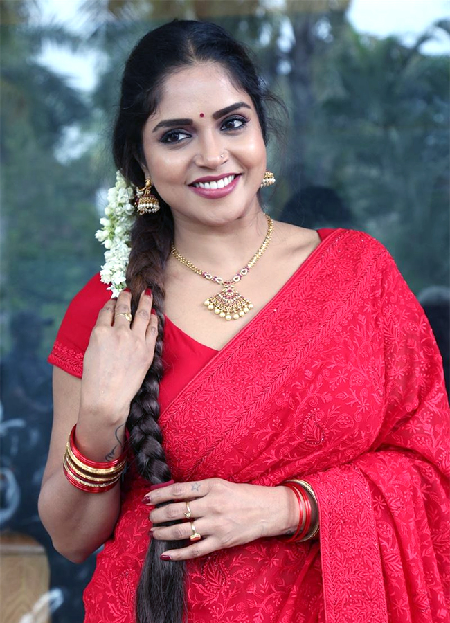 Actress Karunya Chowdary Red Saree Hot photos goes viral16