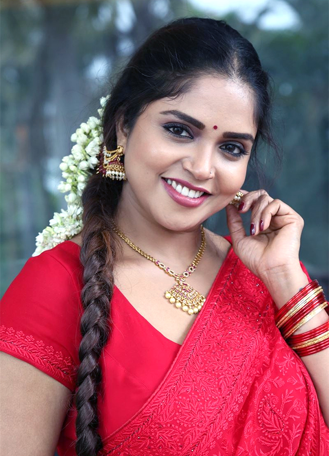 Actress Karunya Chowdary Red Saree Hot photos goes viral17