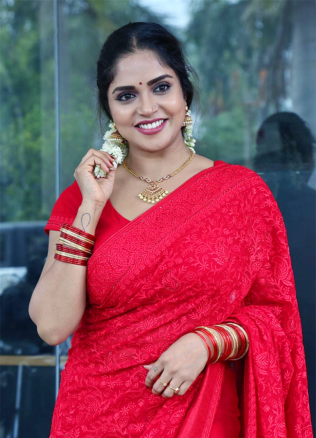 Actress Karunya Chowdary Red Saree Hot photos goes viral3