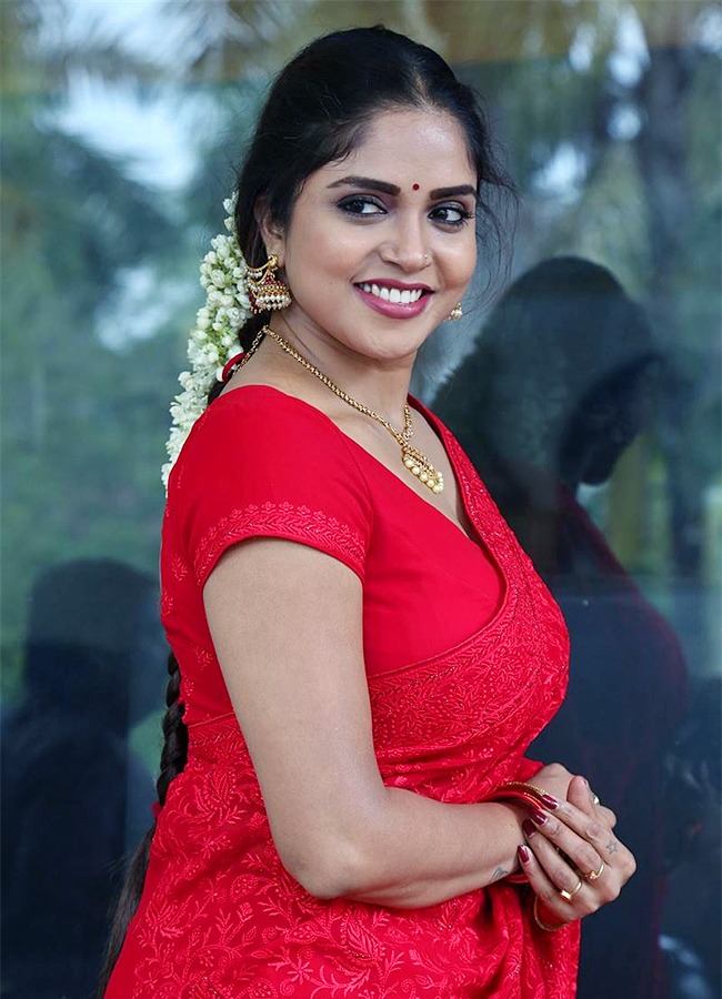 Actress Karunya Chowdary Red Saree Hot photos goes viral8