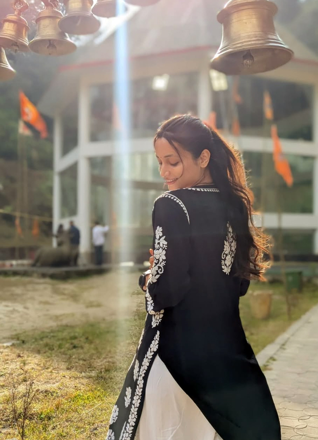 KGF heroine visits the world's tallest Shivalinga Shree siddeswarnath temple5