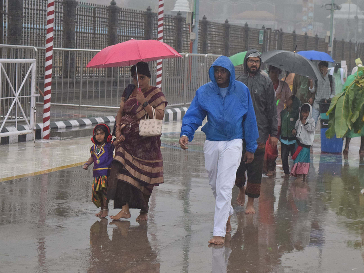 Heavy rain in tirumala today photos13