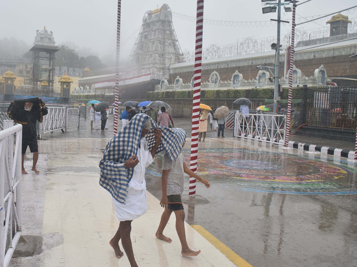 Heavy rain in tirumala today photos17