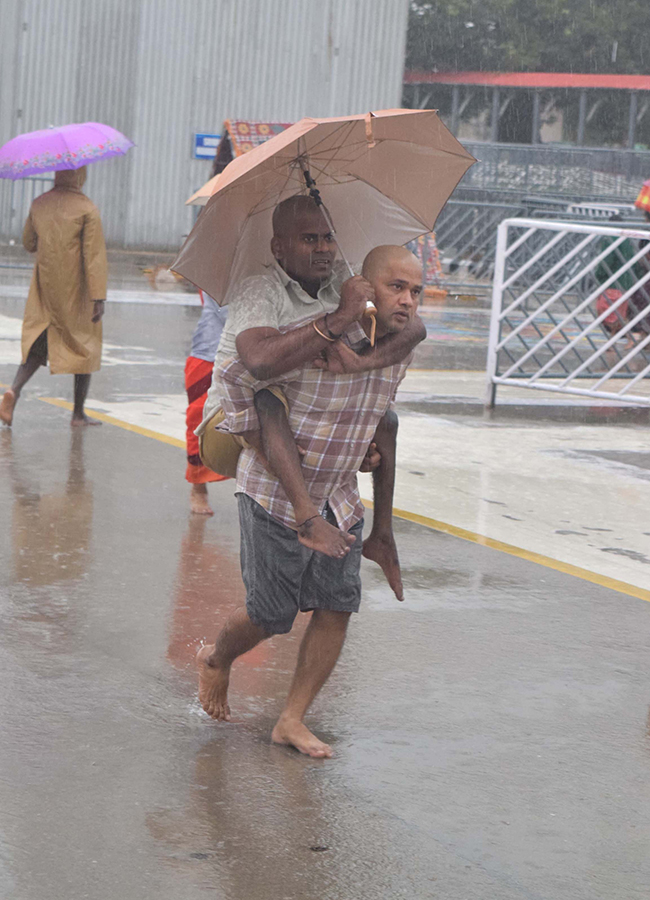 Heavy rain in tirumala today photos20