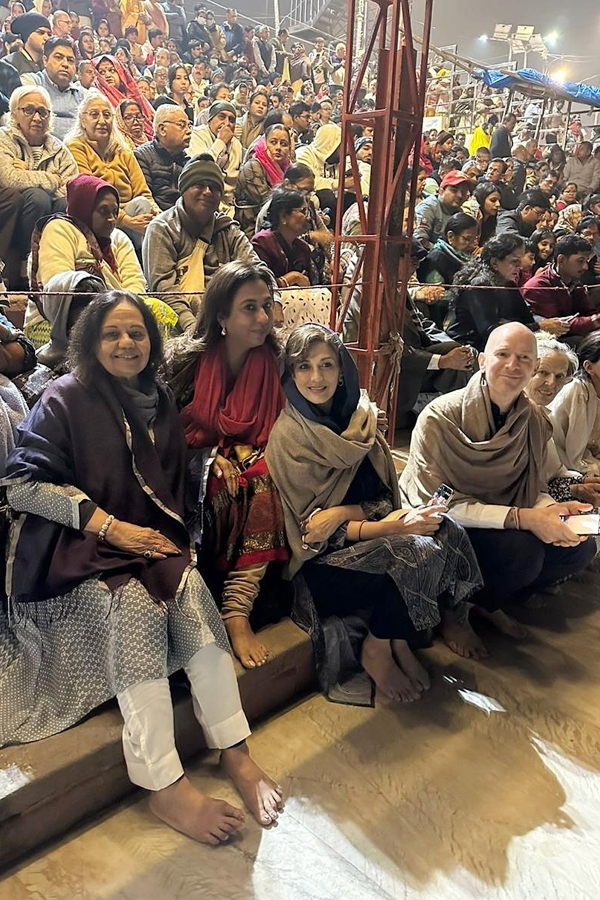 Actress Sonali Bendre Visits Lord Shree Ram At Ayodhya Photos Viral4