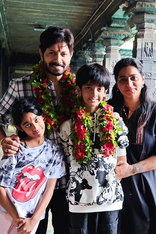 Bigg Boss Telugu Season 2 Winner Kaushal Manda Visit SimhaChalam Temple Along With Family Photos3