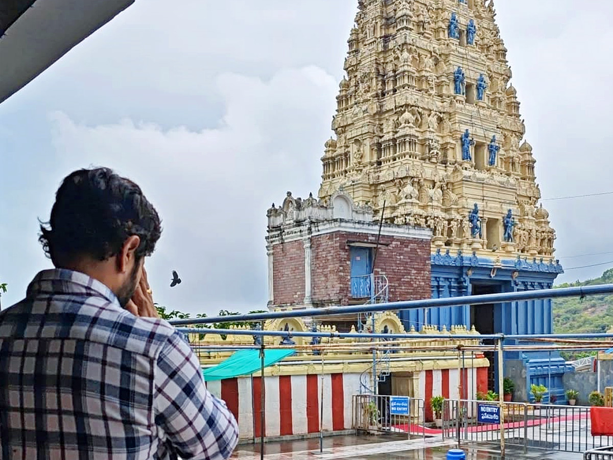 Bigg Boss Telugu Season 2 Winner Kaushal Manda Visit SimhaChalam Temple Along With Family Photos4