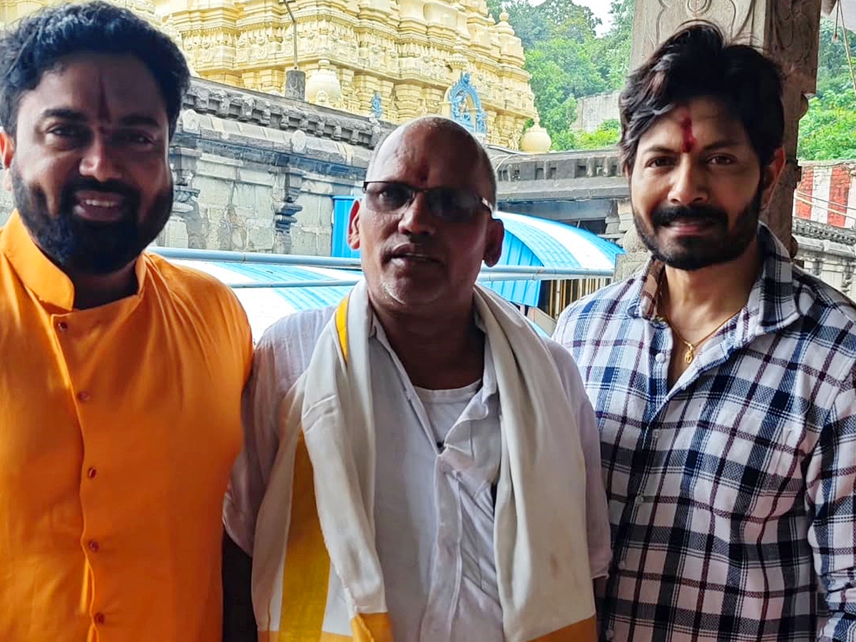 Bigg Boss Telugu Season 2 Winner Kaushal Manda Visit SimhaChalam Temple Along With Family Photos8