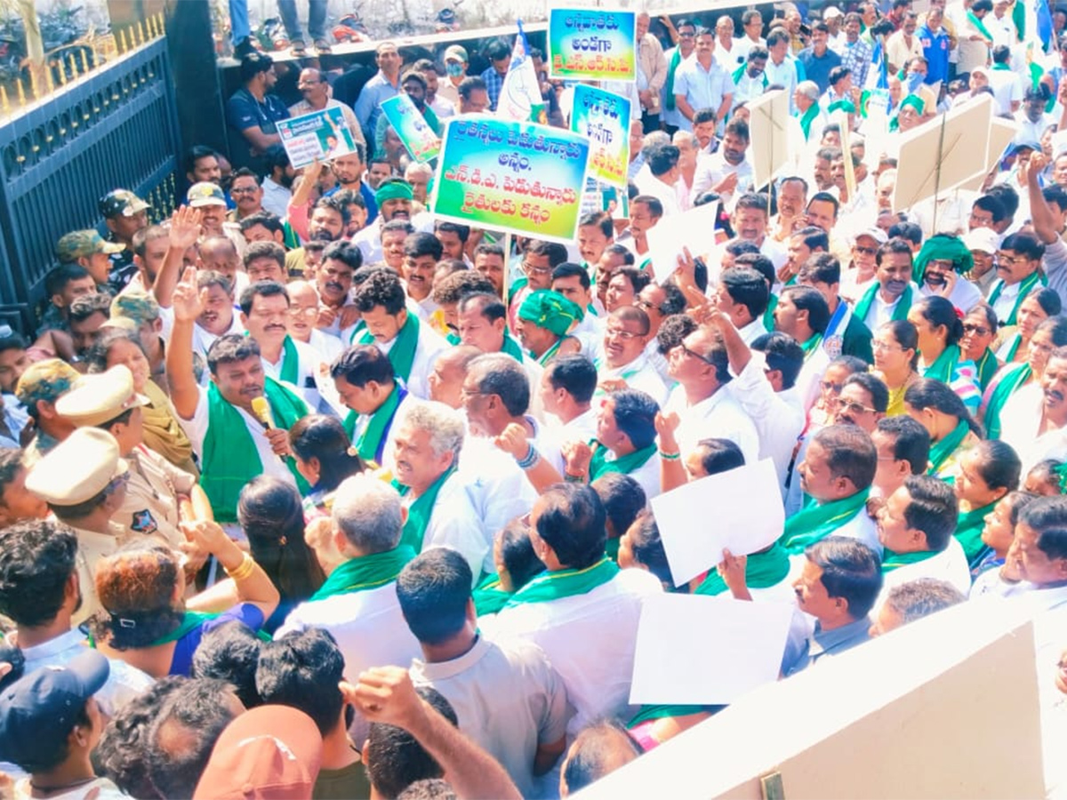 YSRCP Protest Against Farmers Problems Photos11