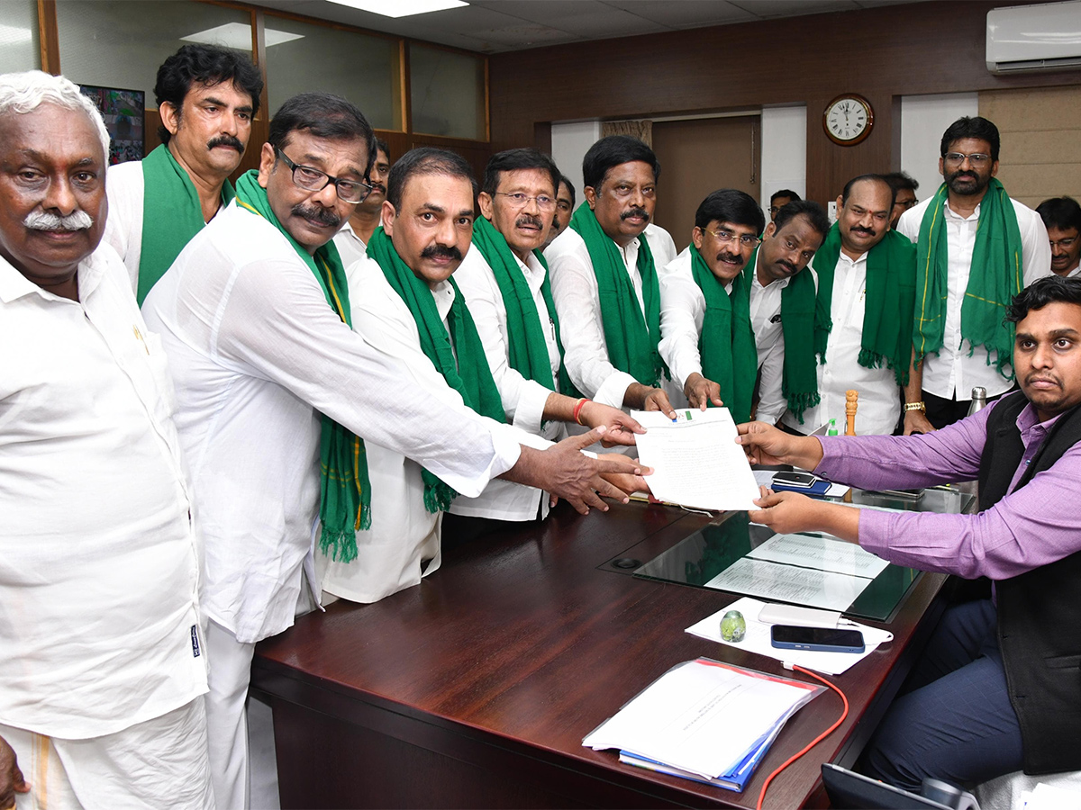 YSRCP Protest Against Farmers Problems Photos28