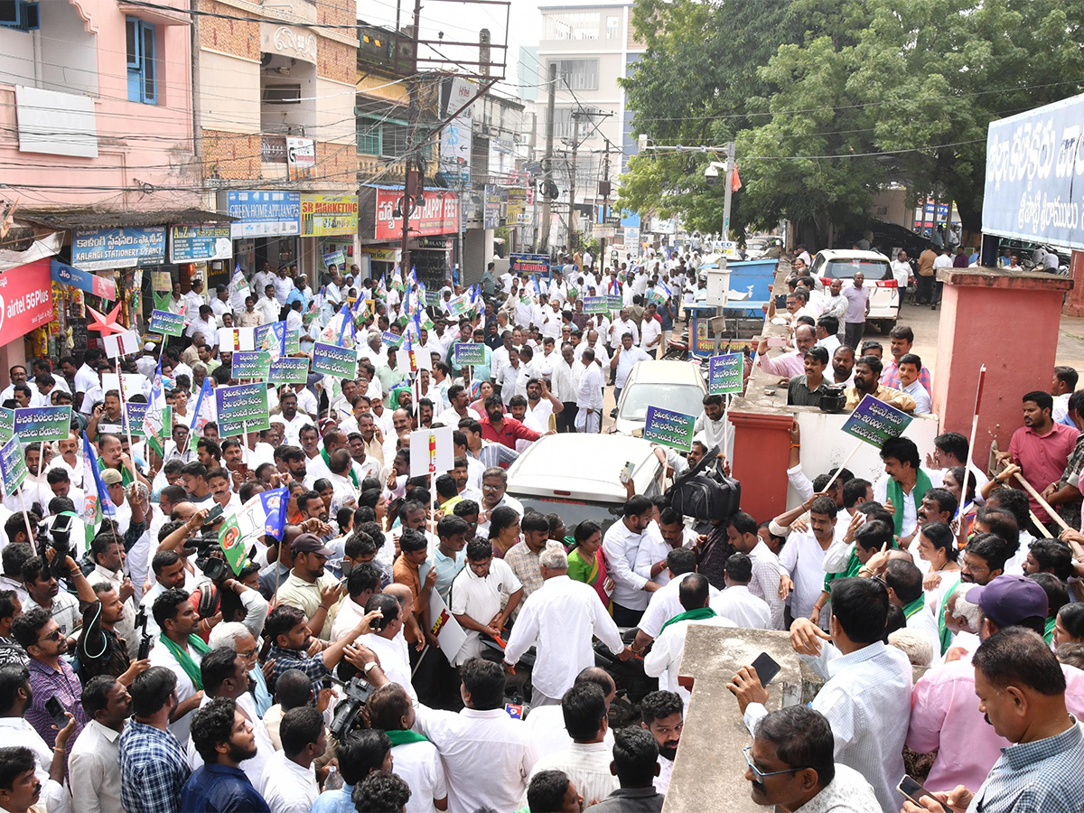 YSRCP Protest Against Farmers Problems Photos32