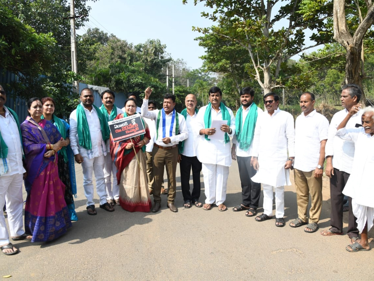 YSRCP Protest Against Farmers Problems Photos8