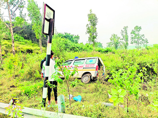 మొగిలిఘాట్‌లో అంబులెన్స్‌ బోల్తా 1