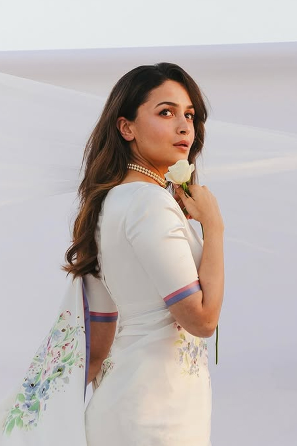 Bollywood Beauty Actress Alia Bhatt Stunning Photos In White Saree2