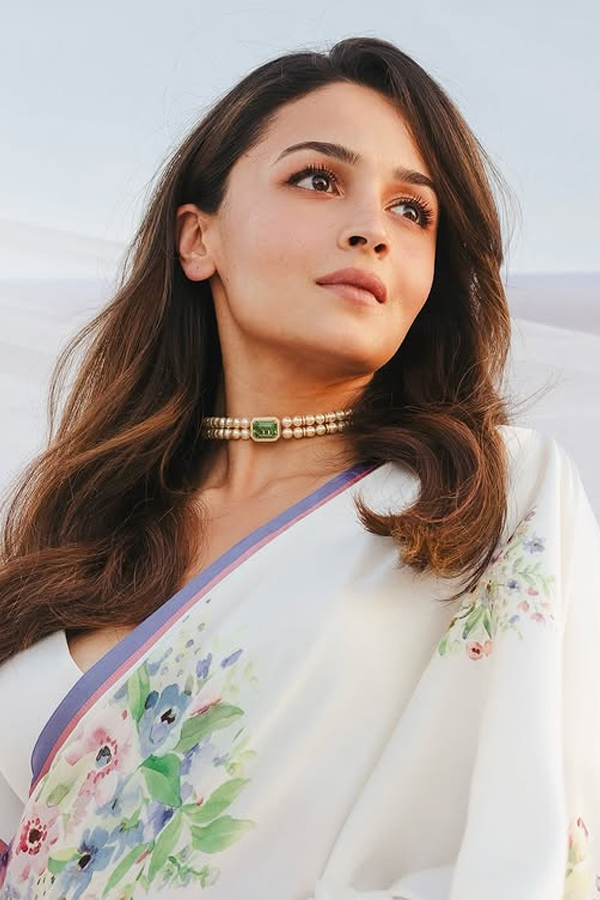 Bollywood Beauty Actress Alia Bhatt Stunning Photos In White Saree4