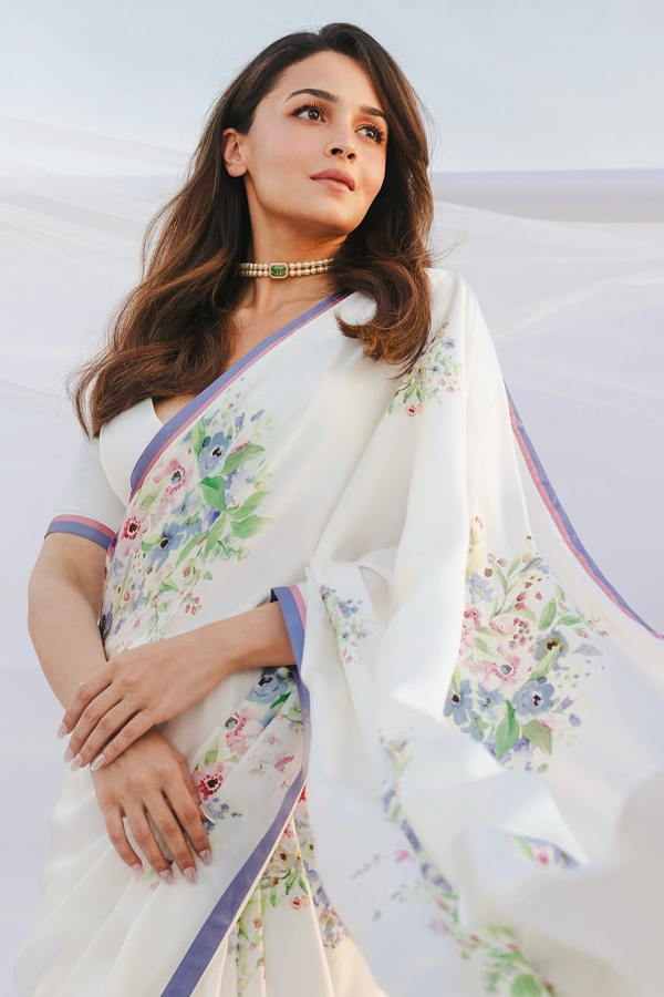 Bollywood Beauty Actress Alia Bhatt Stunning Photos In White Saree9