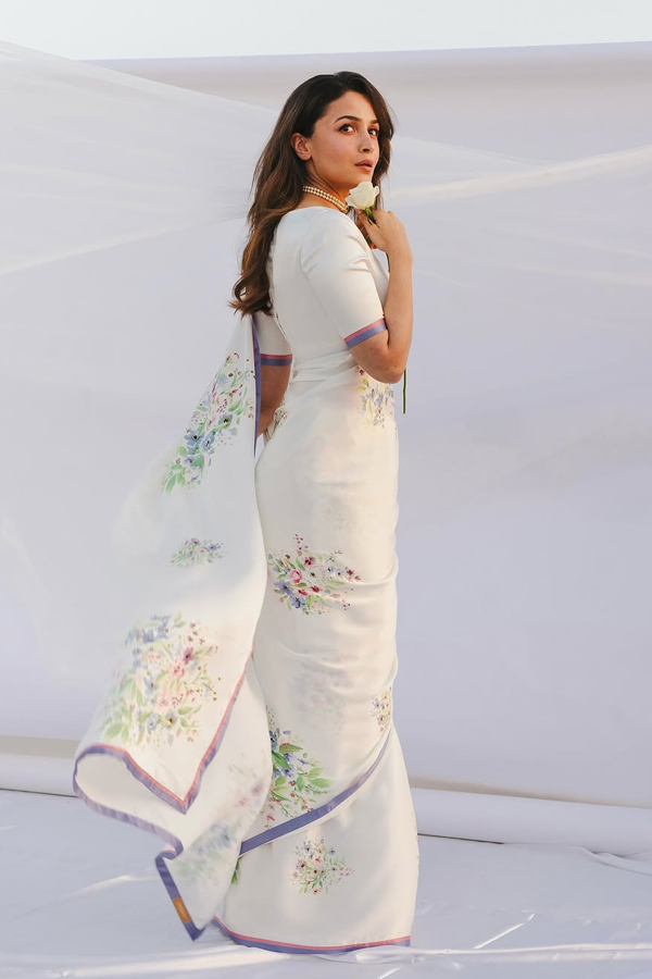 Bollywood Beauty Actress Alia Bhatt Stunning Photos In White Saree10