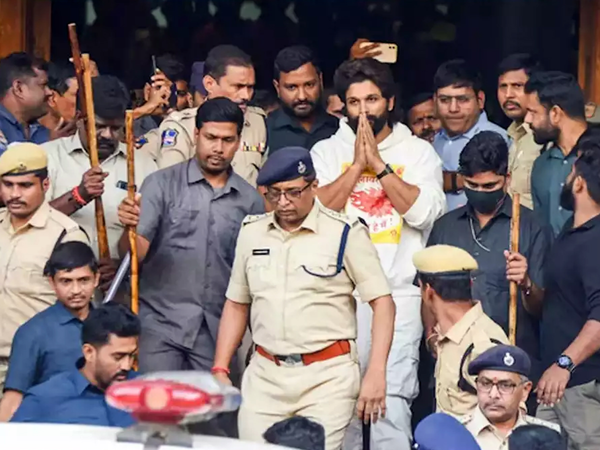 Allu Arjun returns home, Tollywood celebrities show solidarity3