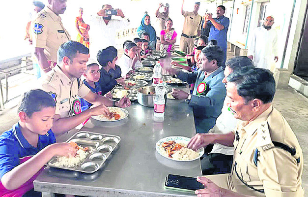 పెరిగిన చార్జీలకు అనుగుణంగా భోజనం పెట్టాలి1