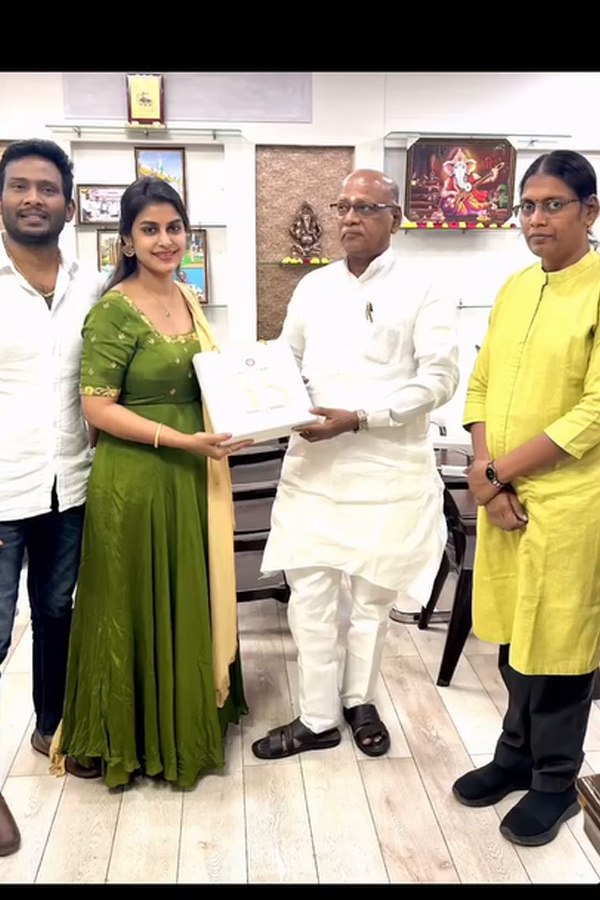 Bigg Boss Sonia Akula Invites Wedding invitations to Politicians Photos11