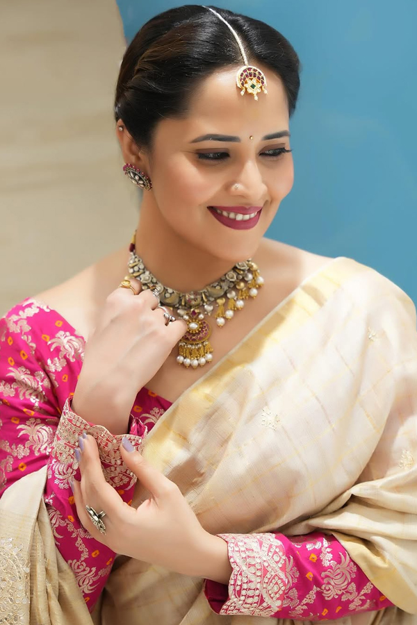 Anchor Anasuya Bharadwaj Latest Elegant Looks In Stylish Saree7