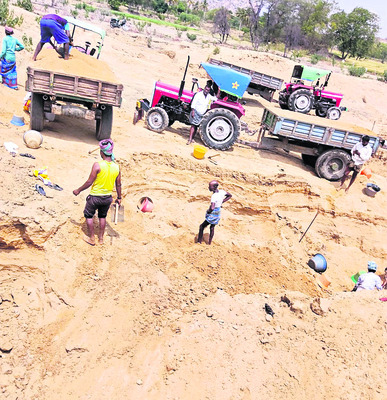 ●చోద్యం చూస్తున్న అధికారులు 1