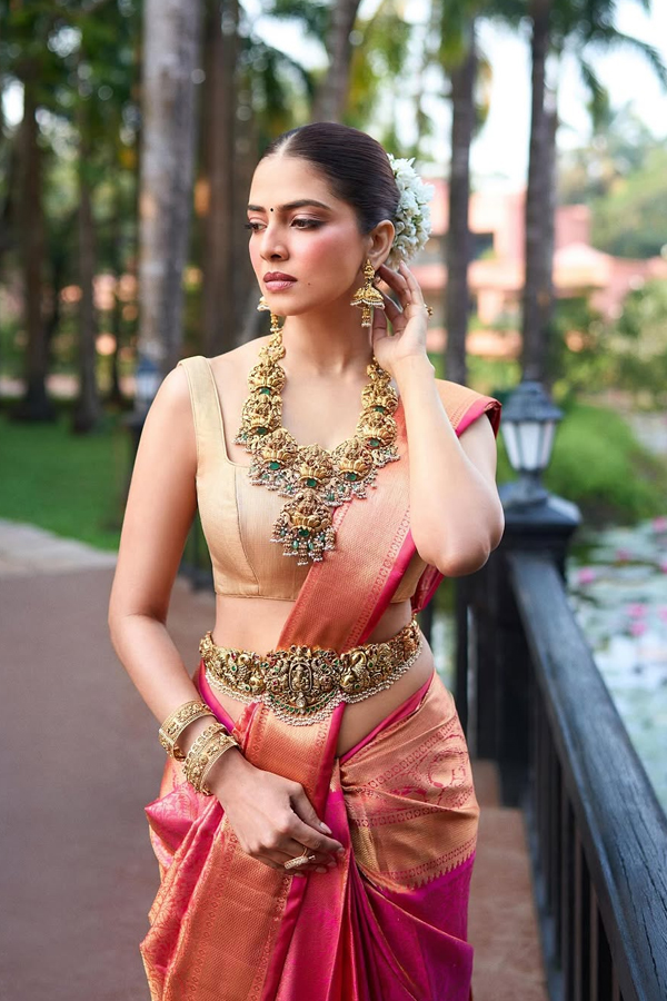 Actress Malvika Mohanan Looks Like A Goddess Lakshmi In Pattu Saree7