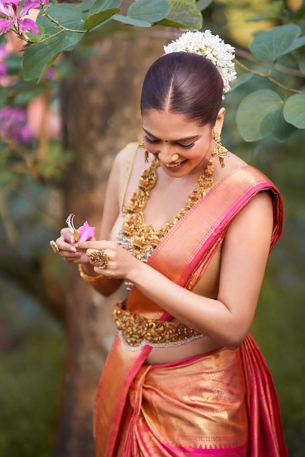 Actress Malvika Mohanan Looks Like A Goddess Lakshmi In Pattu Saree8