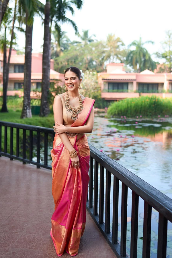 Actress Malvika Mohanan Looks Like A Goddess Lakshmi In Pattu Saree10