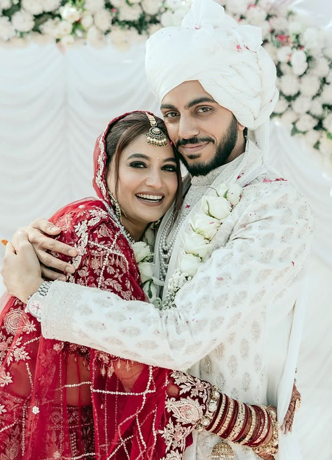 Lovebirds neelam parmaar and yashpadhye tie the knot after ten years of dating8