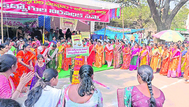 జగిత్యాలటౌన్‌: ఎస్‌ఎస్‌ఏ ఉద్యోగులు పట్టు వీడలేదు. తమను 1