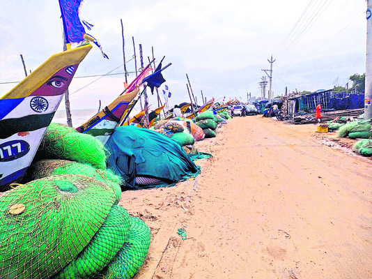 ఎగిసి పడుతున్న అలలు1