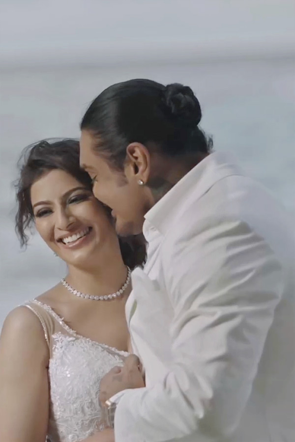 Actress Varalaxmi Sarathkumar Beach Wedding Photos Goes Viral13