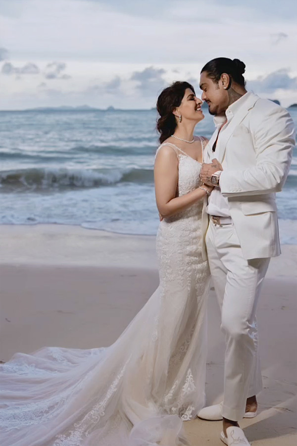 Actress Varalaxmi Sarathkumar Beach Wedding Photos Goes Viral15