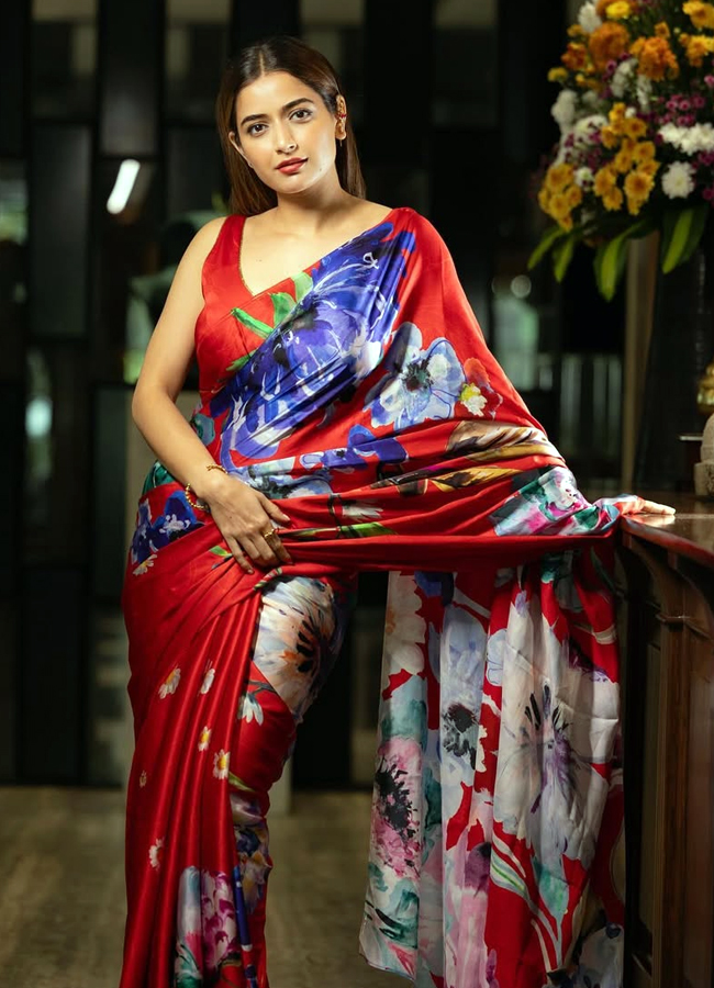 The heroine who captivated Mahesh Babu's saree look is stunning14