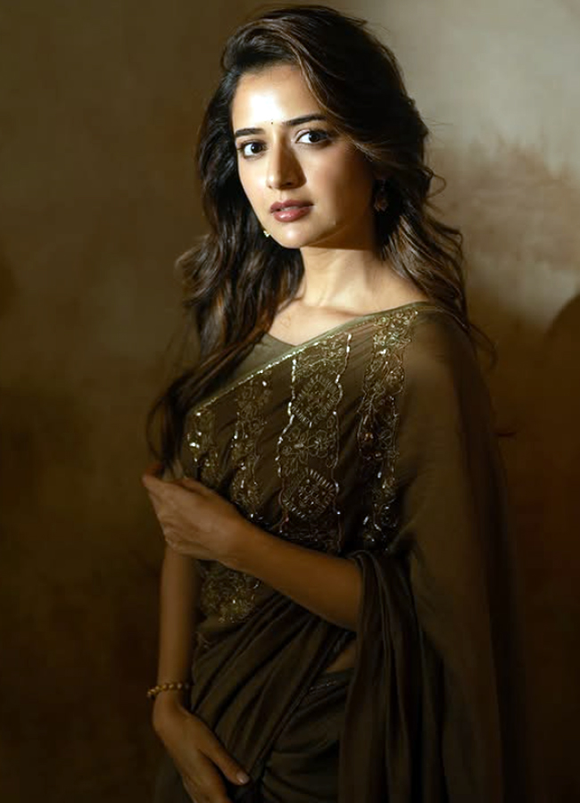 The heroine who captivated Mahesh Babu's saree look is stunning16