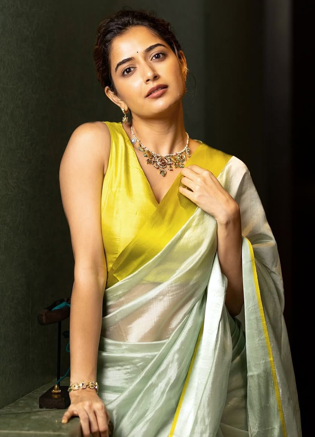 The heroine who captivated Mahesh Babu's saree look is stunning4