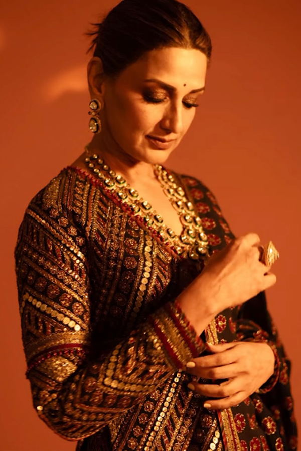 Actress Sonali Bendre Elegant Look In Designer Saree Photos Viral14