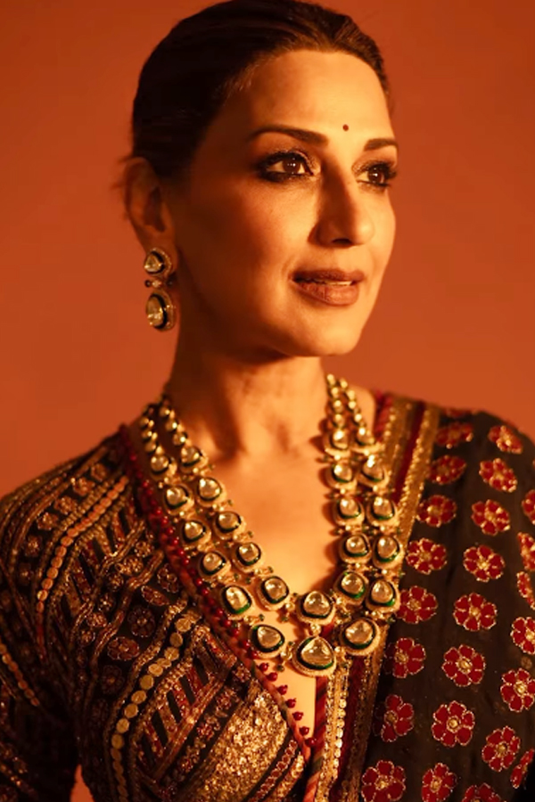 Actress Sonali Bendre Elegant Look In Designer Saree Photos Viral3