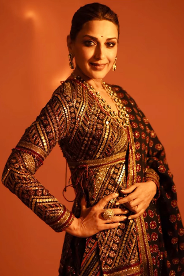 Actress Sonali Bendre Elegant Look In Designer Saree Photos Viral5