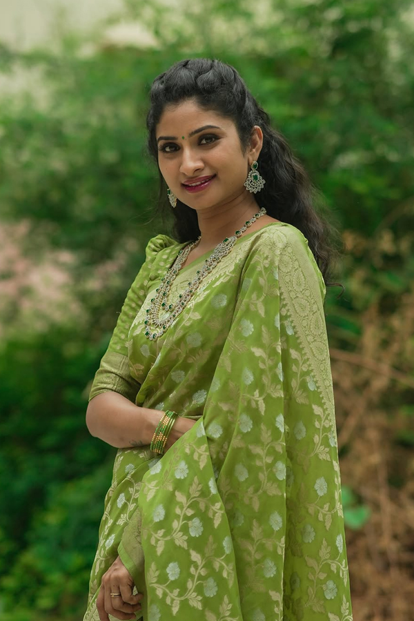 Serial Beauty Vishnu Priya Adorable Looks In Saree12