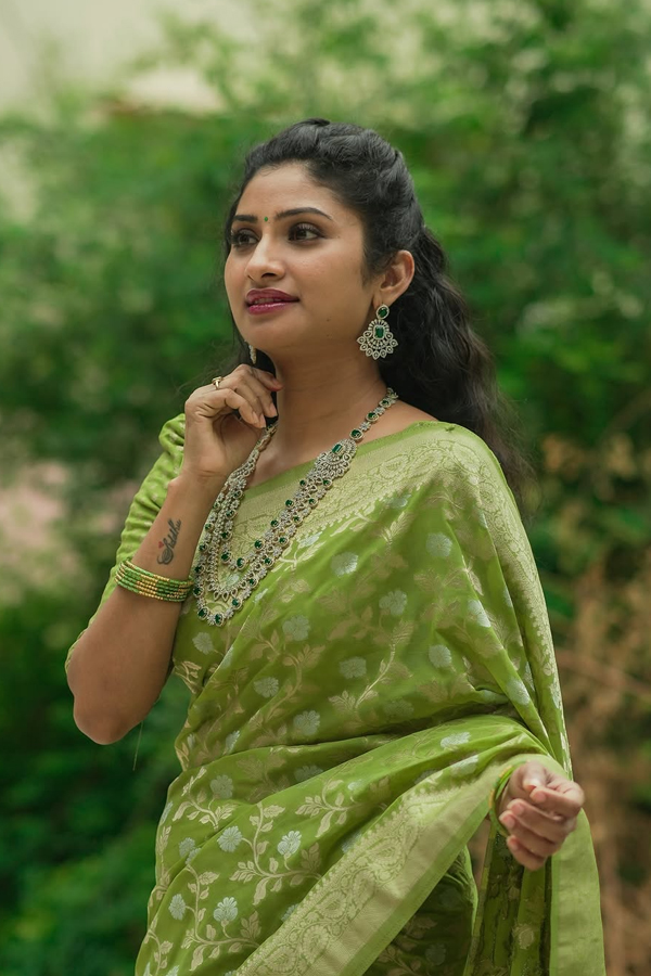 Serial Beauty Vishnu Priya Adorable Looks In Saree7