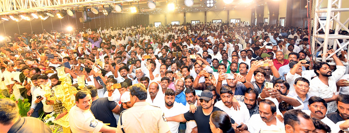 YS Jagan Attend Ysrcp Leader Daughter Wedding Reception Kurnool9