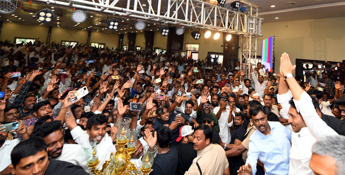 YS Jagan Attend Ysrcp Leader Daughter Wedding Reception Kurnool3