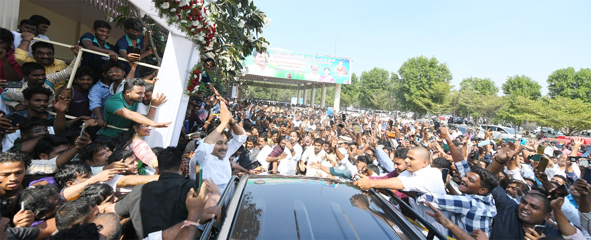 YS Jagan Attend Ysrcp Leader Daughter Wedding Reception Kurnool8