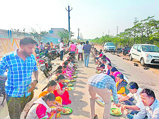 పెండింగ్‌ ప్రాజెక్టులను  వెంటనే పూర్తి చేయాలి 
1